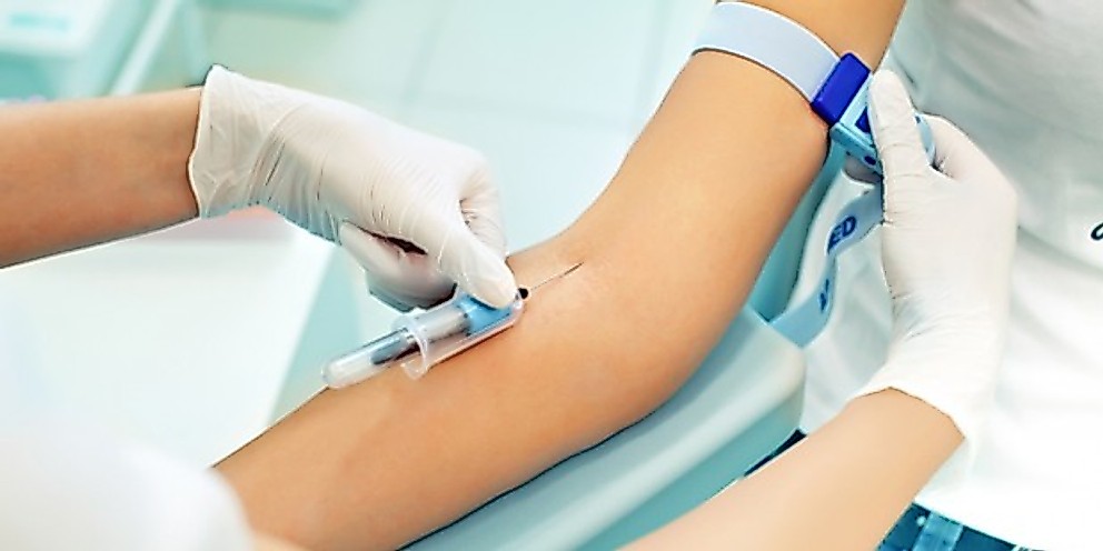 Un prelievo di sangue dalla piega del braccio