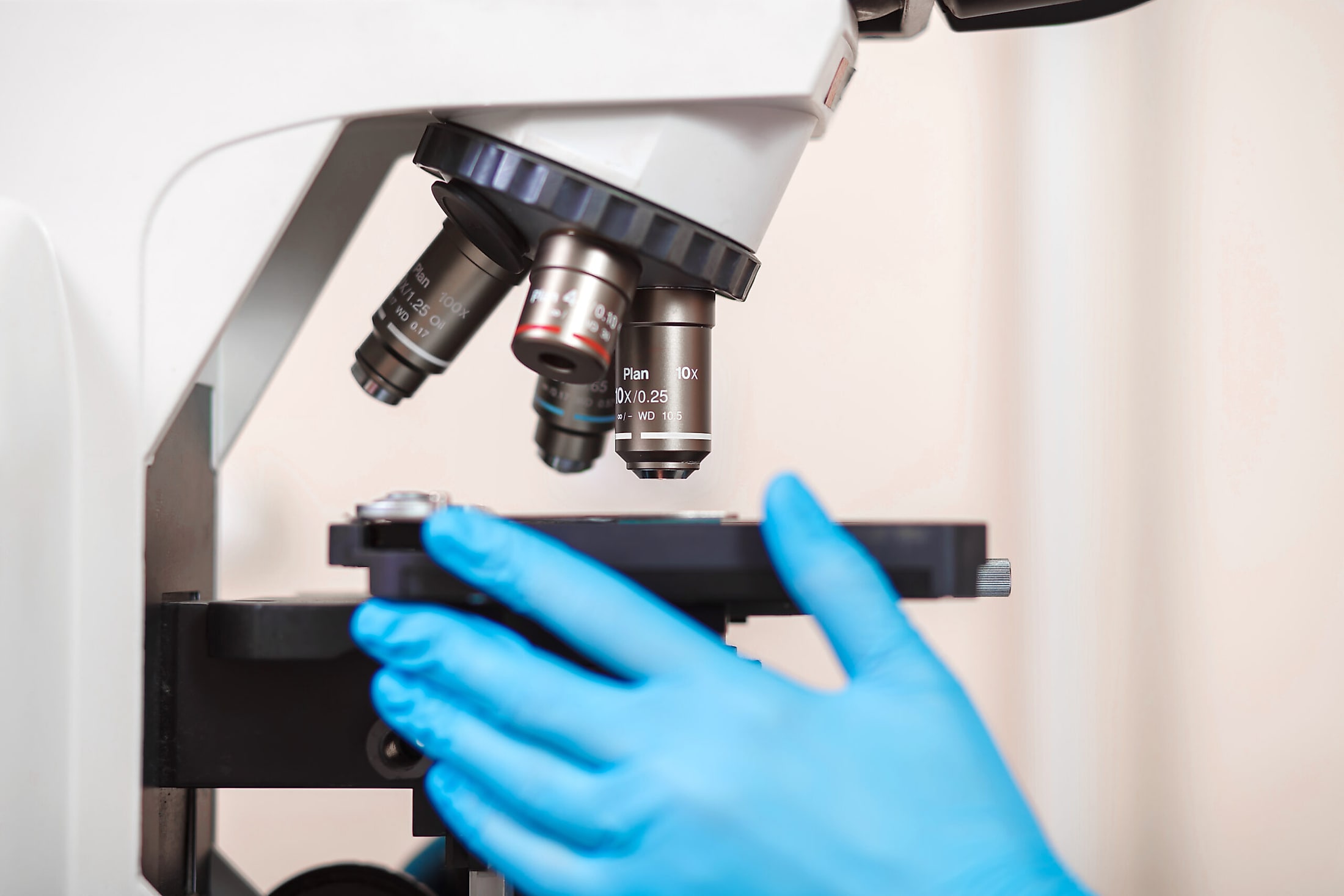 Il microscopio del laboratorio con un vetrino in lettura